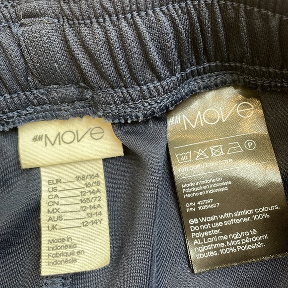 Boys shorts, great condition - size 12-14A - Picture 3 of 7